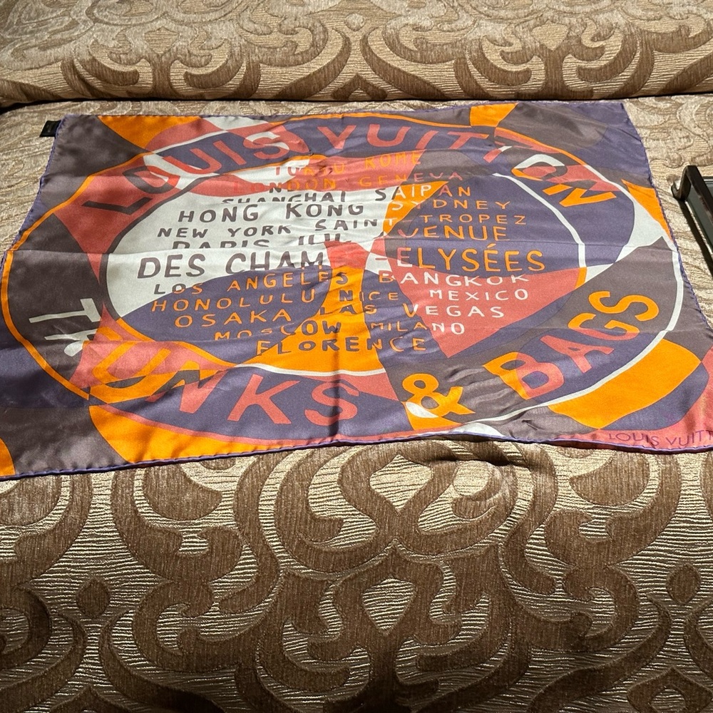 Louis Vuitton Scarf - Picture 6 of 7